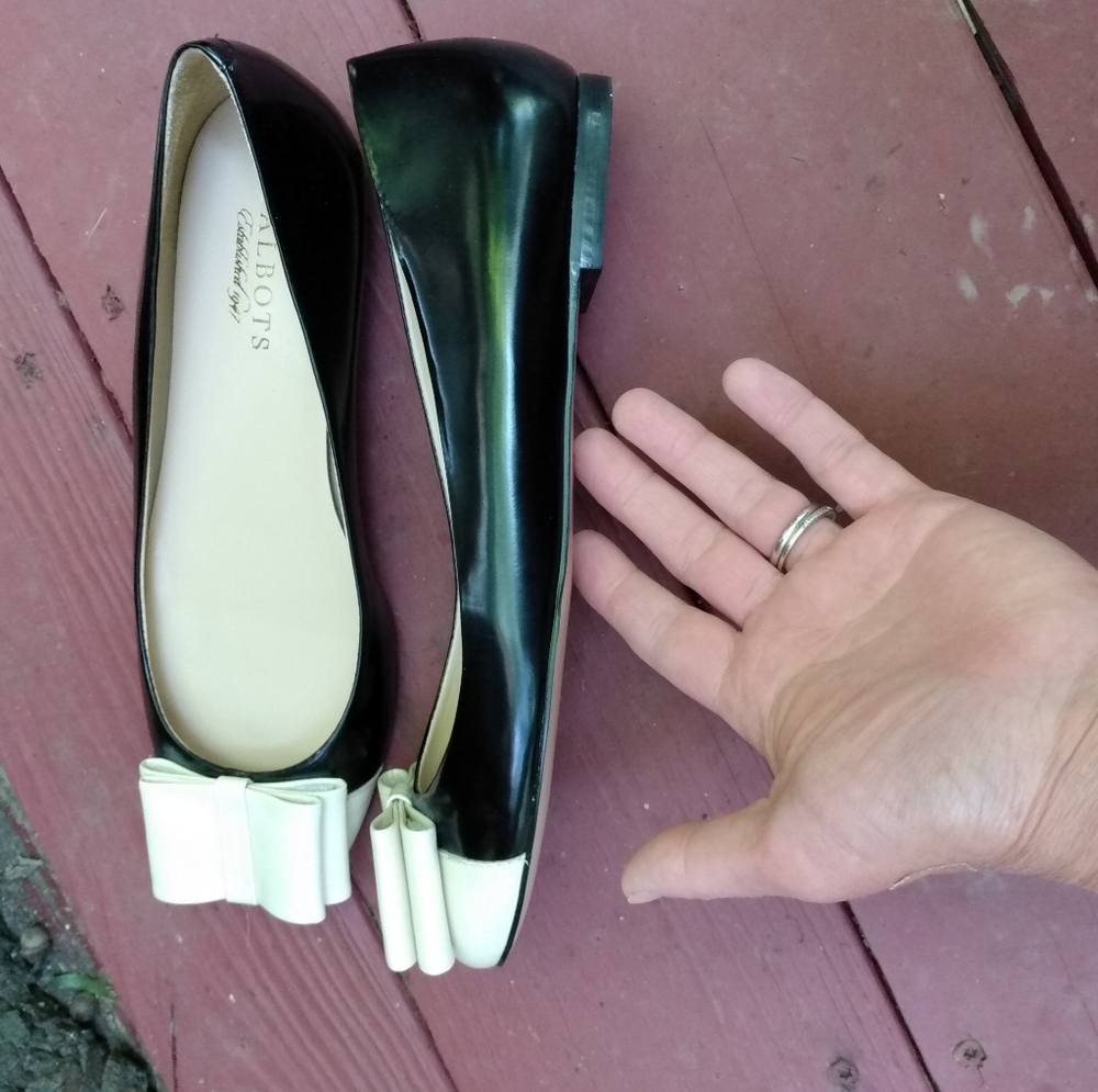 Talbot's 2 Tone Black/Ivory Leather Flats Bows 7.5 W